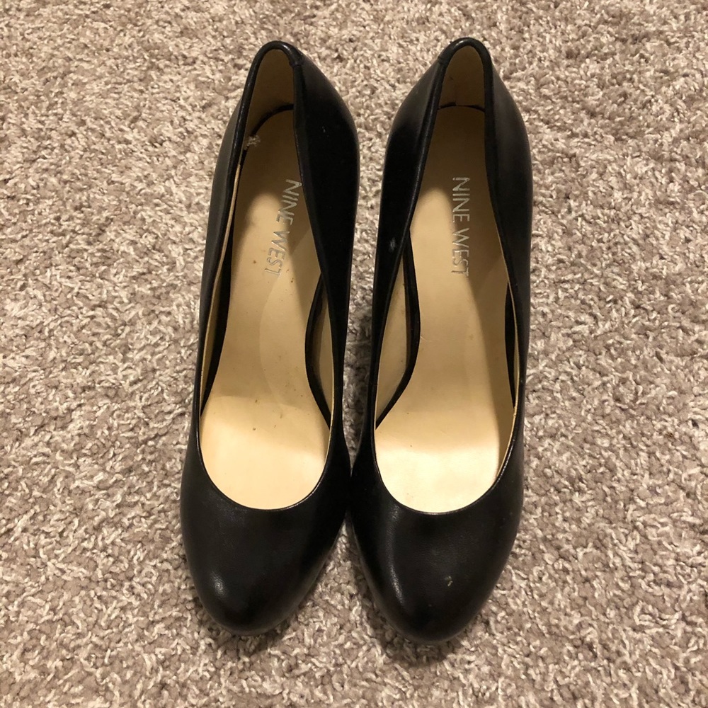 Never worn before black pumps